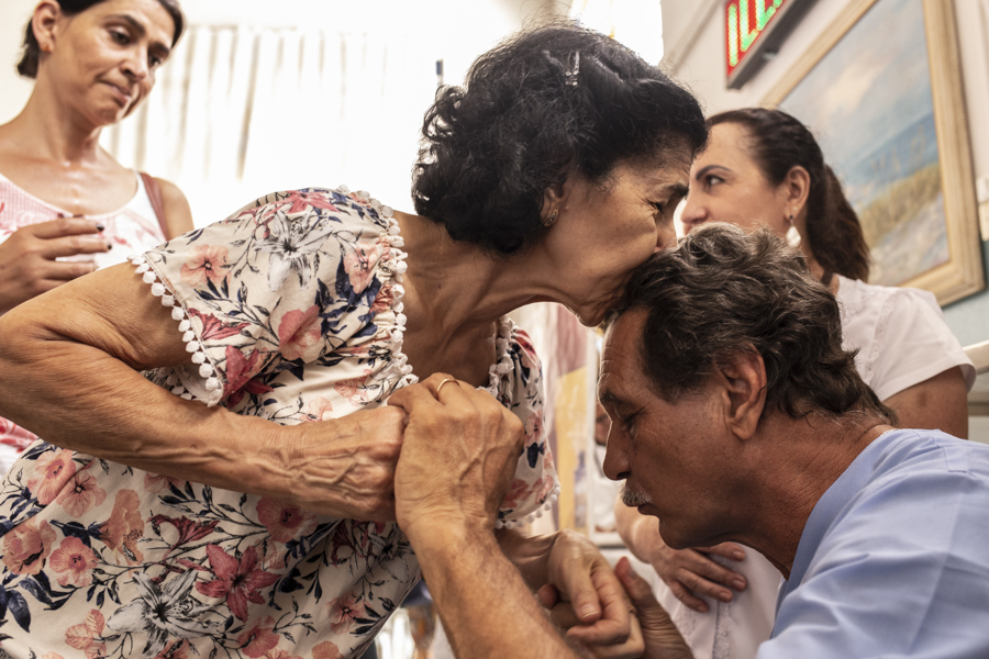 Idosa se emociona e agradece ao médico por tratamento