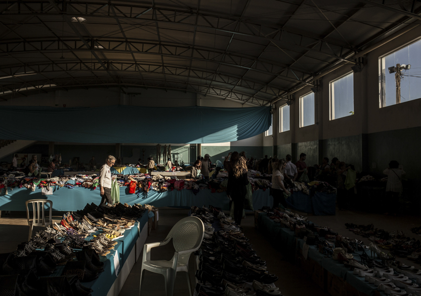 Voluntários preparando bazar em Franca, São Paulo