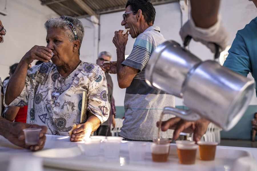 Idosos tomando chá enquanto aguardam consultas e exames