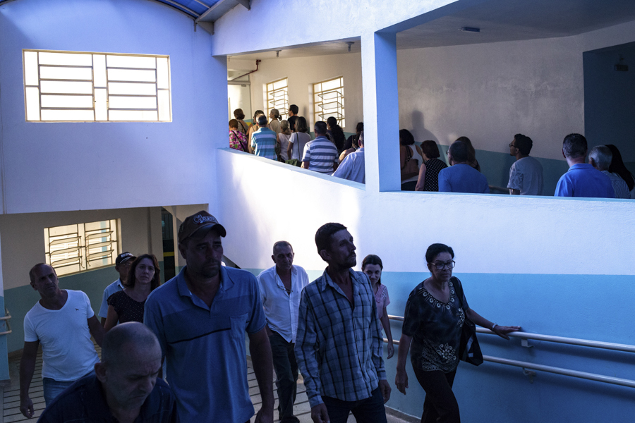 Pessoas sobem rampas para consulta espiritual