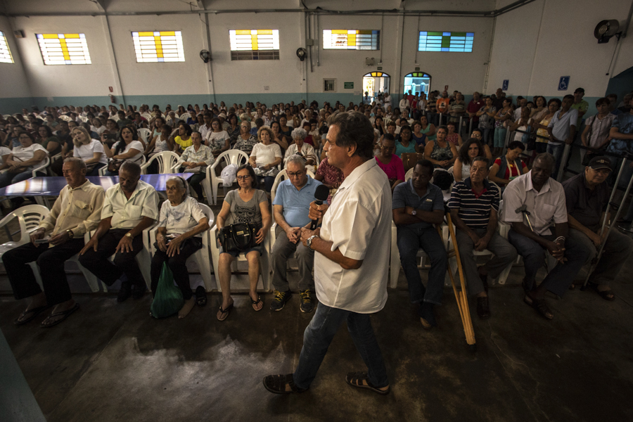 Homem com microfone fala para uma grande platéia em Franca