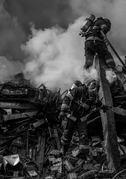 Homens retirando escombros de incêndio em Franca