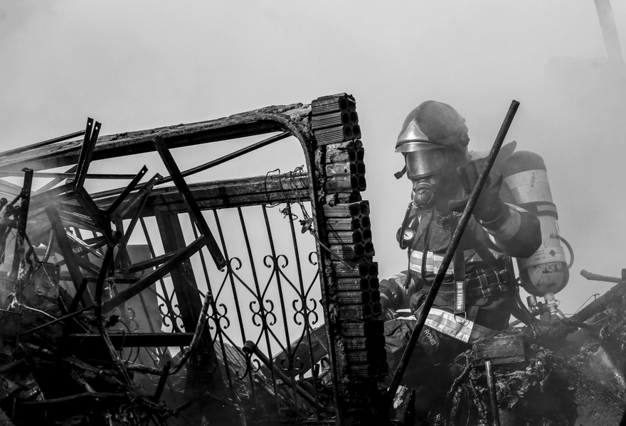 Homem com máscara de oxigênio em incêndio