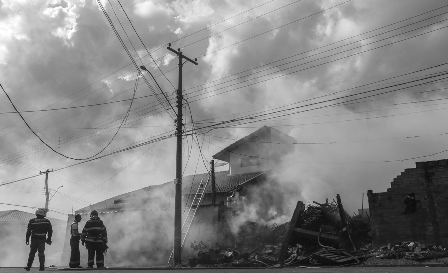Bombeiros observam estragos do incêndio na cidade de Franca