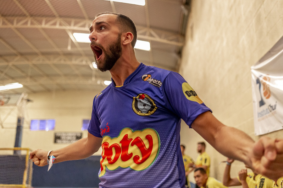 atleta universitário comemora vitória em partida de futsol