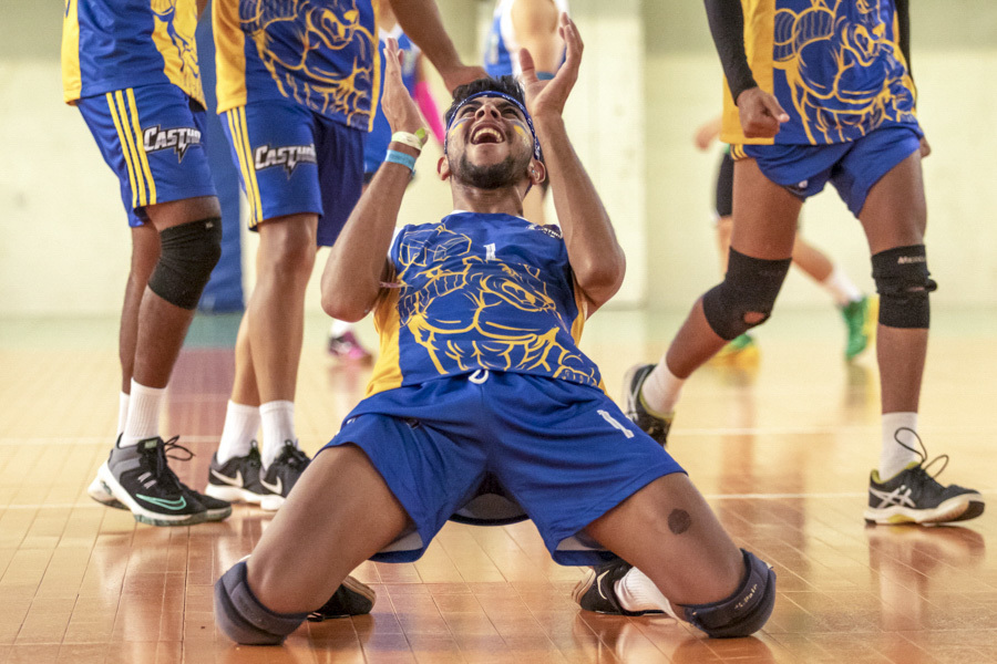 atleta da unip vibra com pontuação em jogo de vôlei 