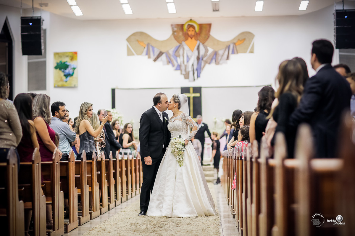 Saída dos noivos - Igreja Rosa Mística - vestido Fernando Peixoto, acessórios Gabriela Tannus, Make-up Rodrigo Lopes e Buque Inê Carvalho