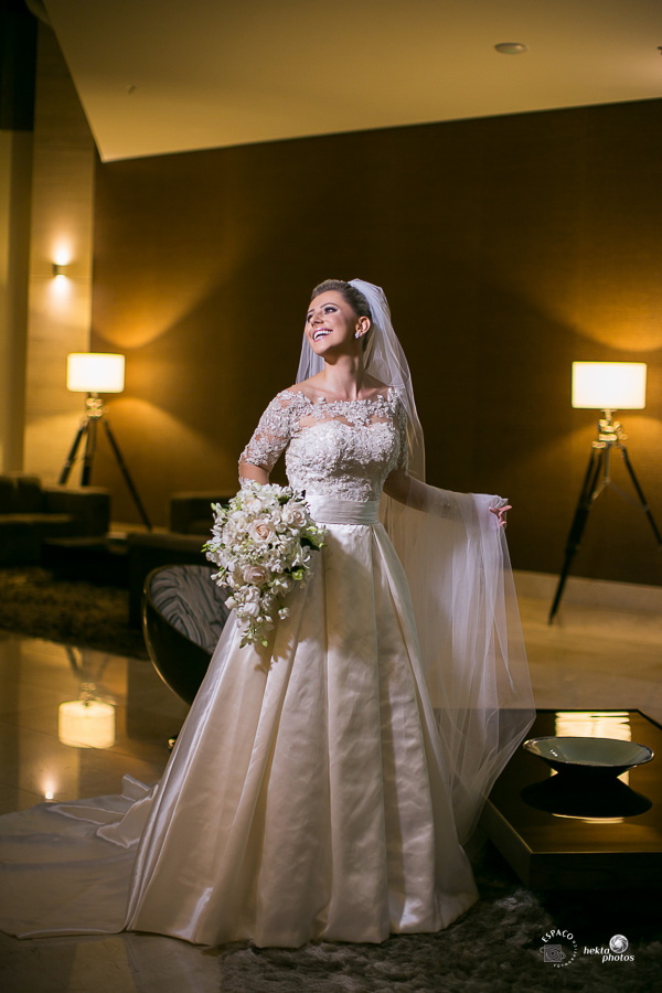 Momento de descontração no ensaio da noiva - vestido Fernando Peixoto, acessórios Gabriela Tannus, Make-up Rodrigo Lopes, Buque Inê Carvalho, K Hotel e fotografia Hélio Júnior