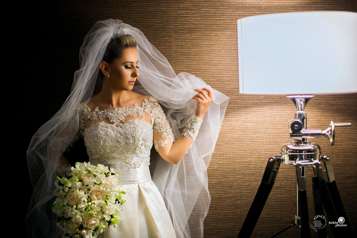 Momento de descontração no ensaio da noiva - vestido Fernando Peixoto, acessórios Gabriela Tannus, Make-up Rodrigo Lopes, Buque Inê Carvalho, K Hotel e fotografia Hélio Júnior