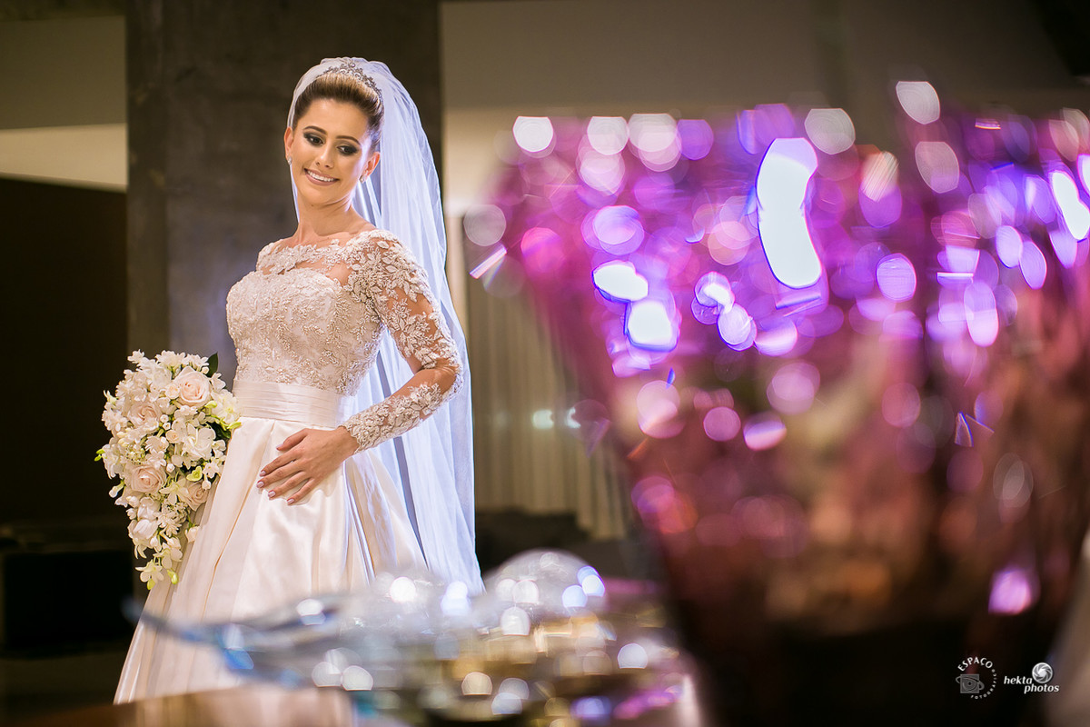 Momento de descontração no ensaio da noiva - vestido Fernando Peixoto, acessórios Gabriela Tannus, Make-up Rodrigo Lopes, Buque Inê Carvalho, K Hotel e fotografia Hélio Júnior