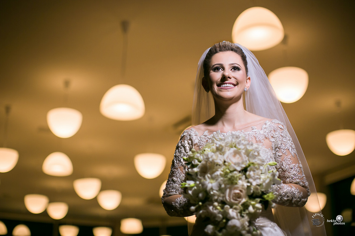 Momento de descontração no ensaio da noiva - vestido Fernando Peixoto, acessórios Gabriela Tannus, Make-up Rodrigo Lopes, Buque Inê Carvalho, K Hotel e fotografia Hélio Júnior