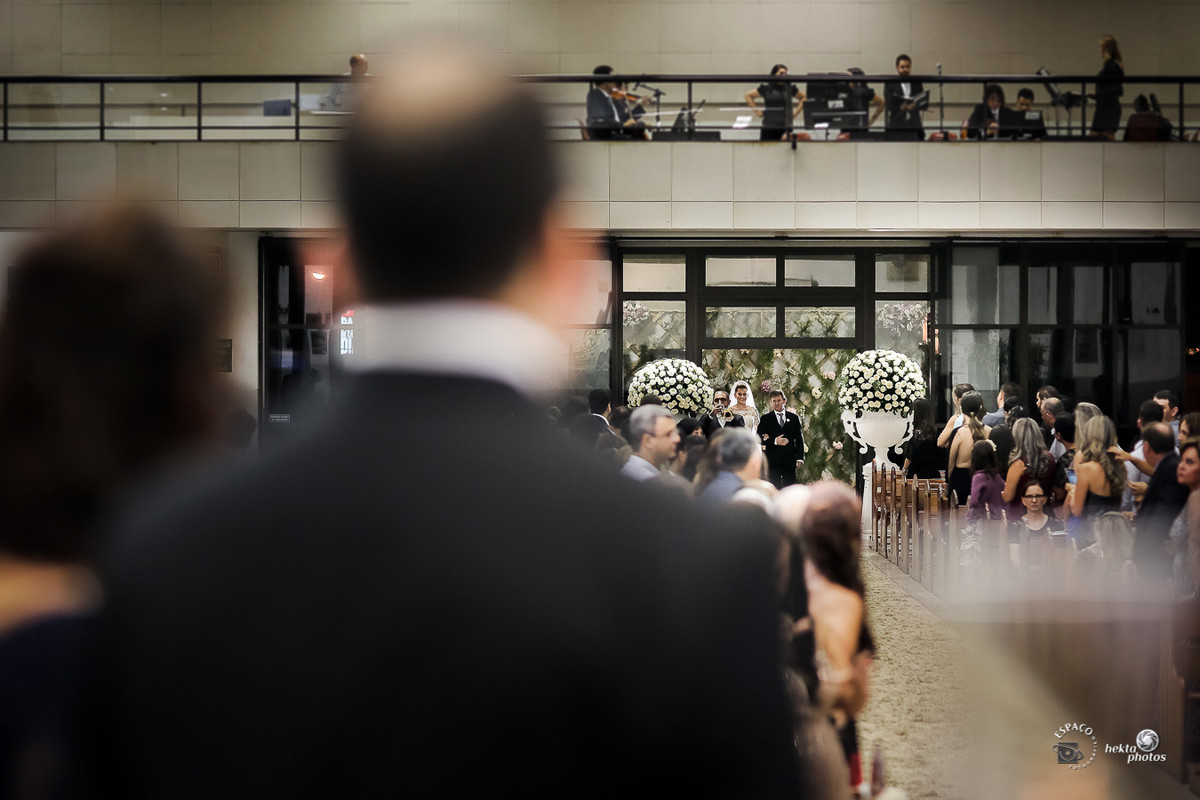 Entrada da noiva - Igreja Rosa Mística - Cerimonialista Nádia Ximenes