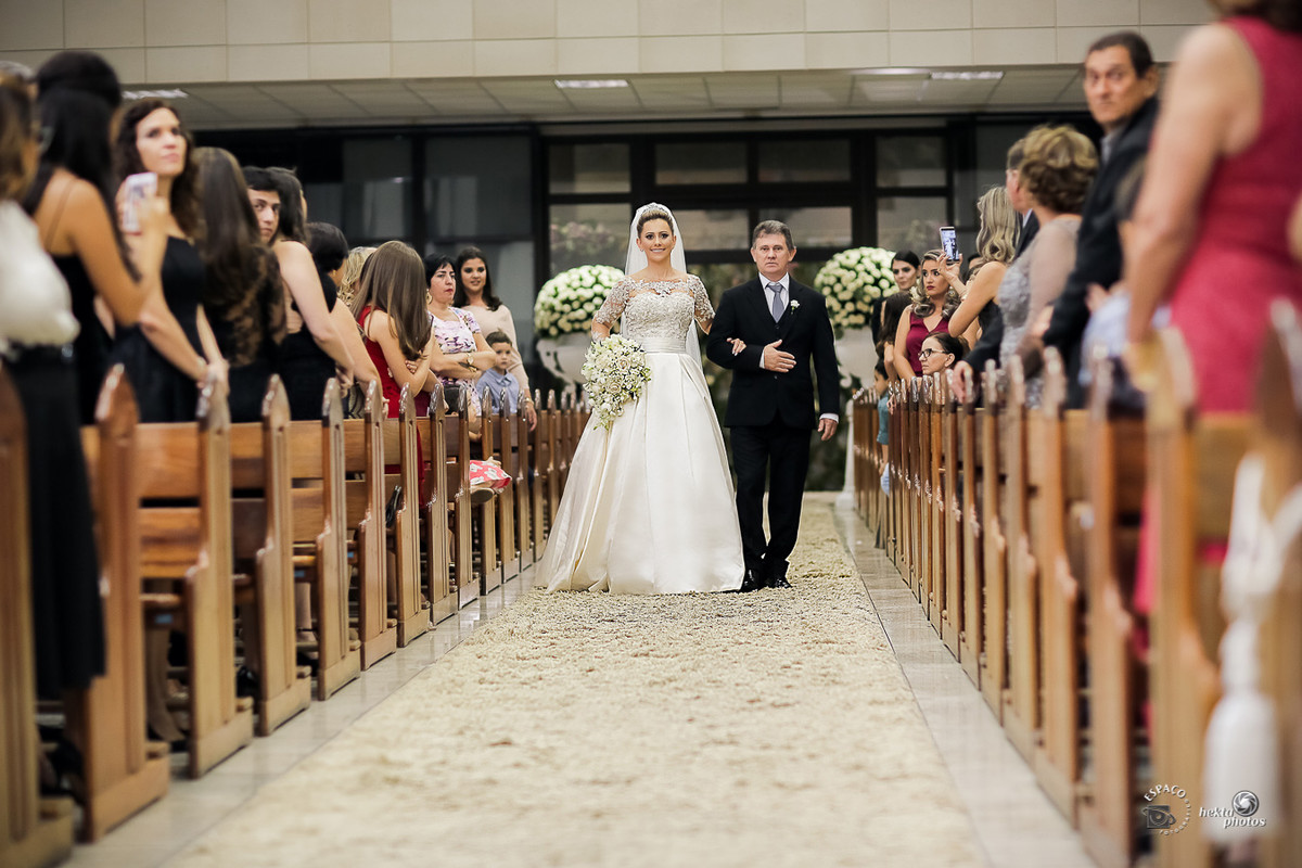 Entrada da noiva - Igreja Rosa Mística - Cerimonialista Nádia Ximenes