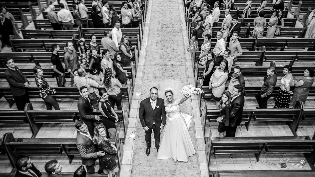 Saída dos noivos - Igreja Rosa Mística - vestido Fernando Peixoto, acessórios Gabriela Tannus, Make-up Rodrigo Lopes e Buque Inê Carvalho