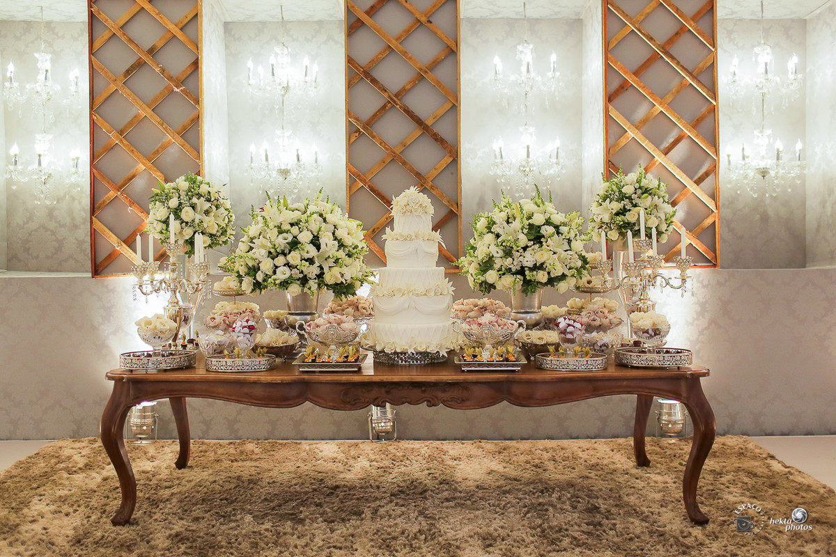 Mesa de bolo assinada por Vanille Festas - fotografia de casamento goiania
