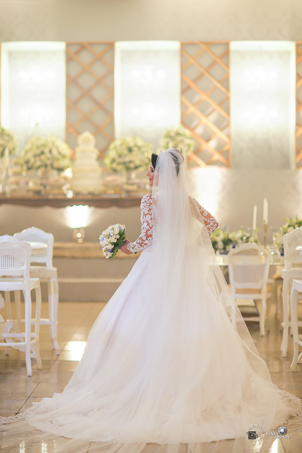 VESTIDO DA NOIVA - Cristiano Bernardes Freires - Fotografia de casamento goiania - Espaço Fotográfico - Buque e coroa - Cida Flores