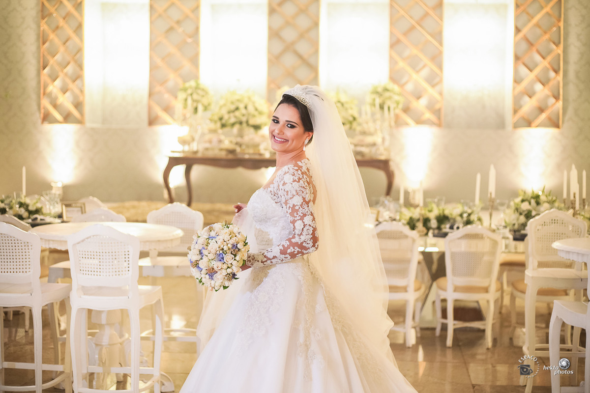 VESTIDO DA NOIVA - Cristiano Bernardes Freires - Fotografia de casamento goiania - Espaço Fotográfico - Buque e coroa - Cida Flores