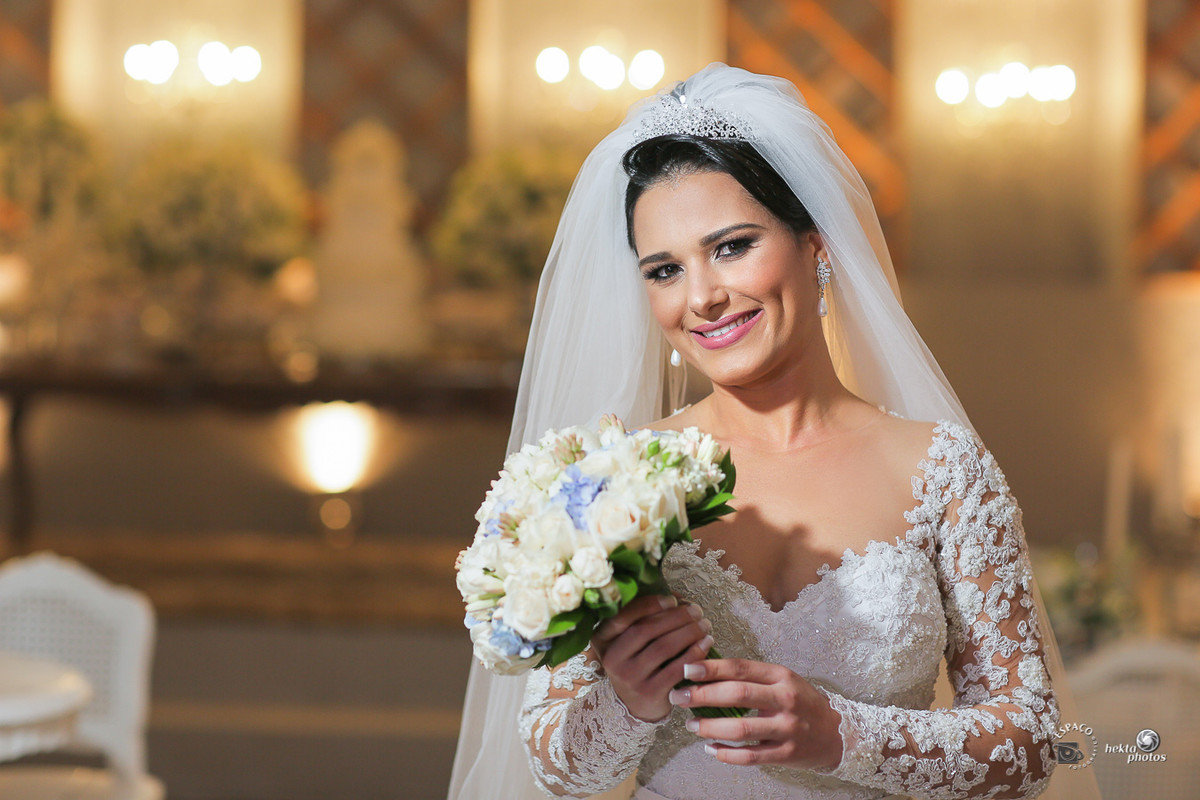 VESTIDO DA NOIVA - Cristiano Bernardes Freires - Fotografia de casamento goiania - Espaço Fotográfico - Buque e coroa - Cida Flores