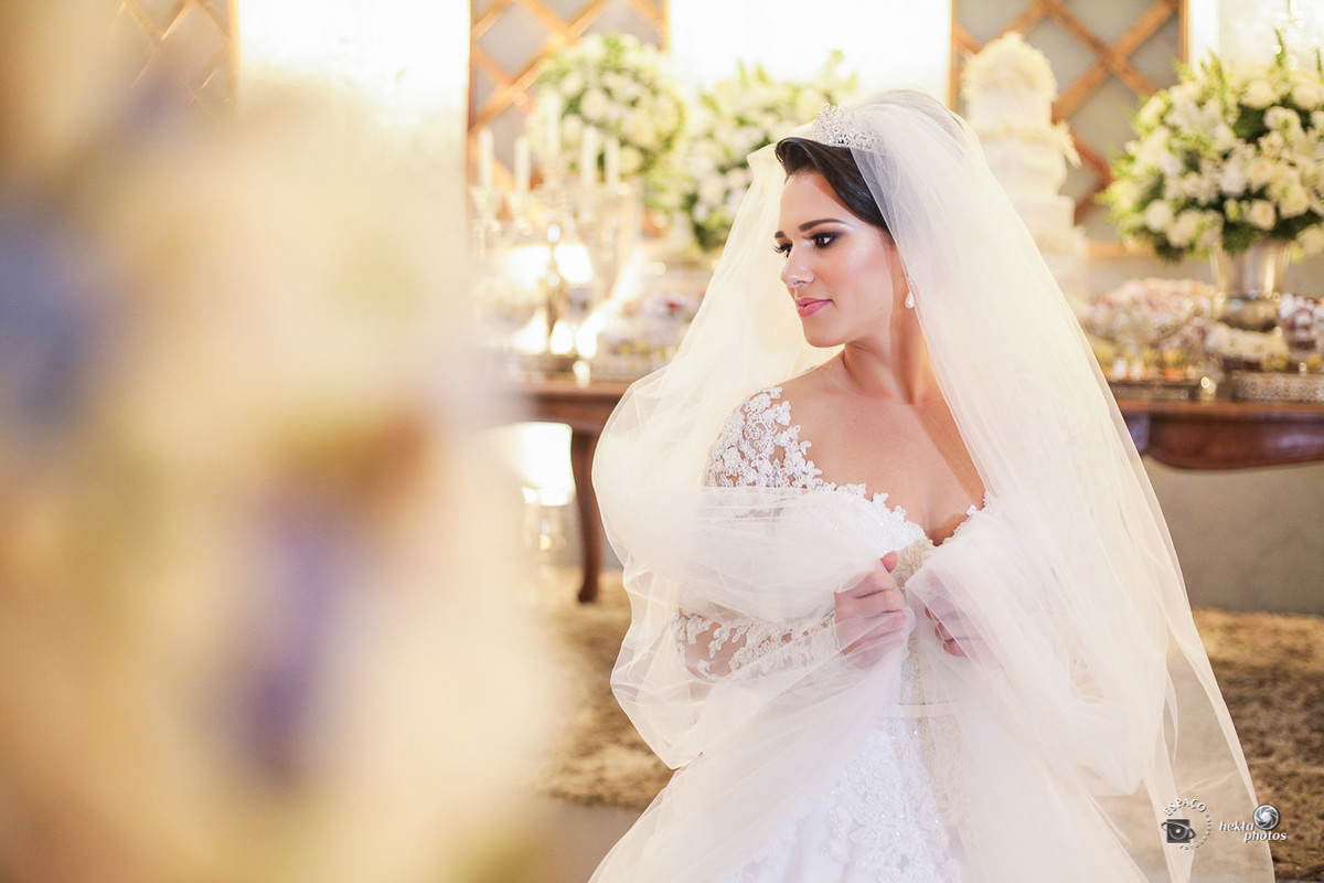 VESTIDO DA NOIVA - Cristiano Bernardes Freires - Fotografia de casamento goiania - Espaço Fotográfico - Buque e coroa - Cida Flores