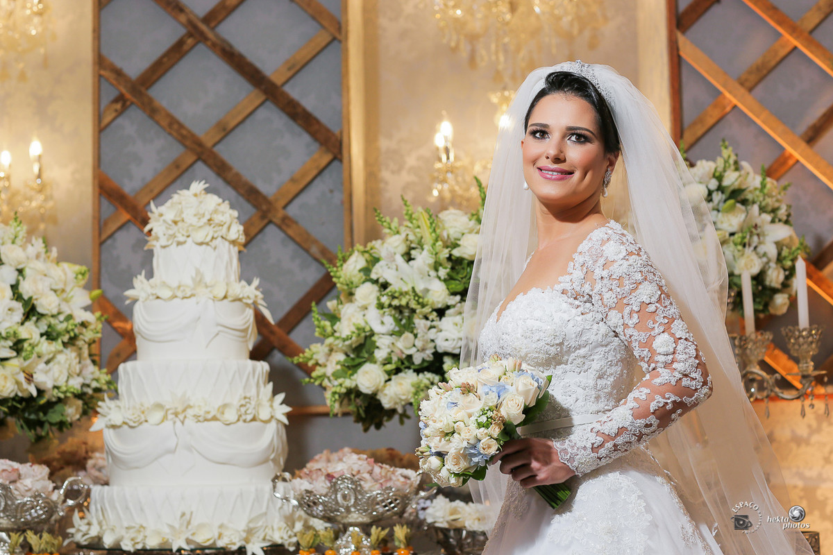 VESTIDO DA NOIVA - Cristiano Bernardes Freires - Fotografia de casamento goiania - Espaço Fotográfico - Buque e coroa - Cida Flores