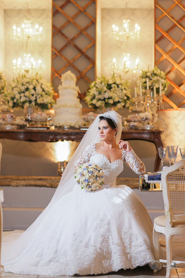 VESTIDO DA NOIVA - Cristiano Bernardes Freires - Fotografia de casamento goiania - Espaço Fotográfico - Buque e coroa - Cida Flores
