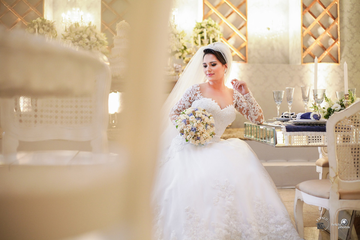 VESTIDO DA NOIVA - Cristiano Bernardes Freires - Fotografia de casamento goiania - Espaço Fotográfico - Buque e coroa - Cida Flores