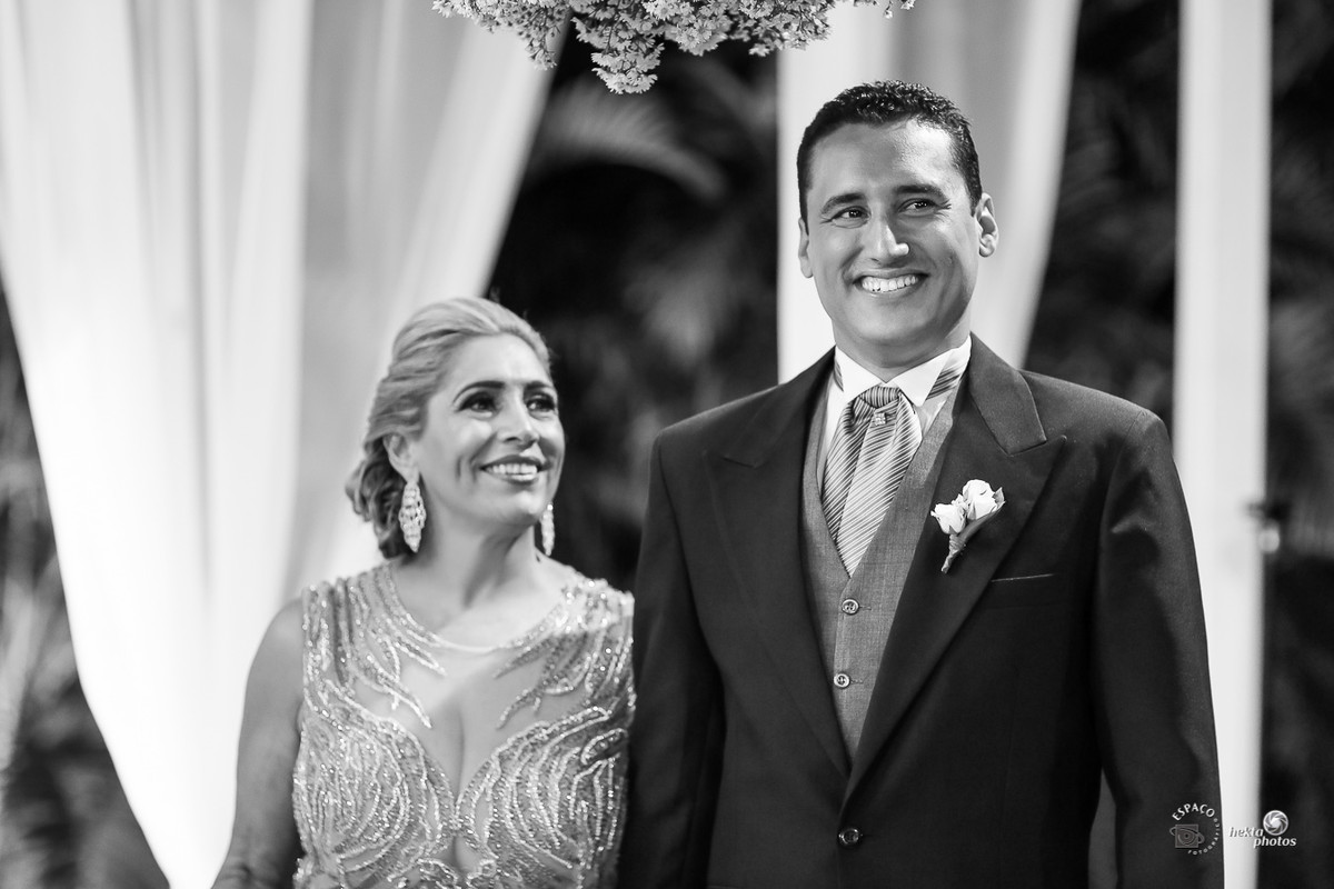 Noivo chorando - Entrada da noiva - fotografia de casamento Goiania