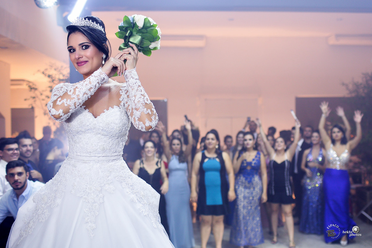 noiva jogando o buque