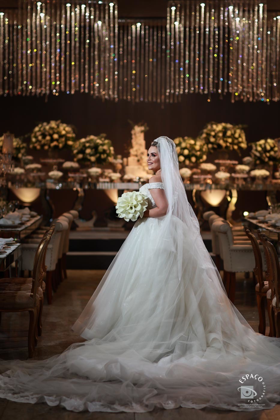 sessão de fotos noiva no JL Eventos, vestido Magnolia Noivas, buque de Ine carvalho, beleza por Daiana Vaz, decoração Criativa Decoração e mesa de bolo por Adriene David