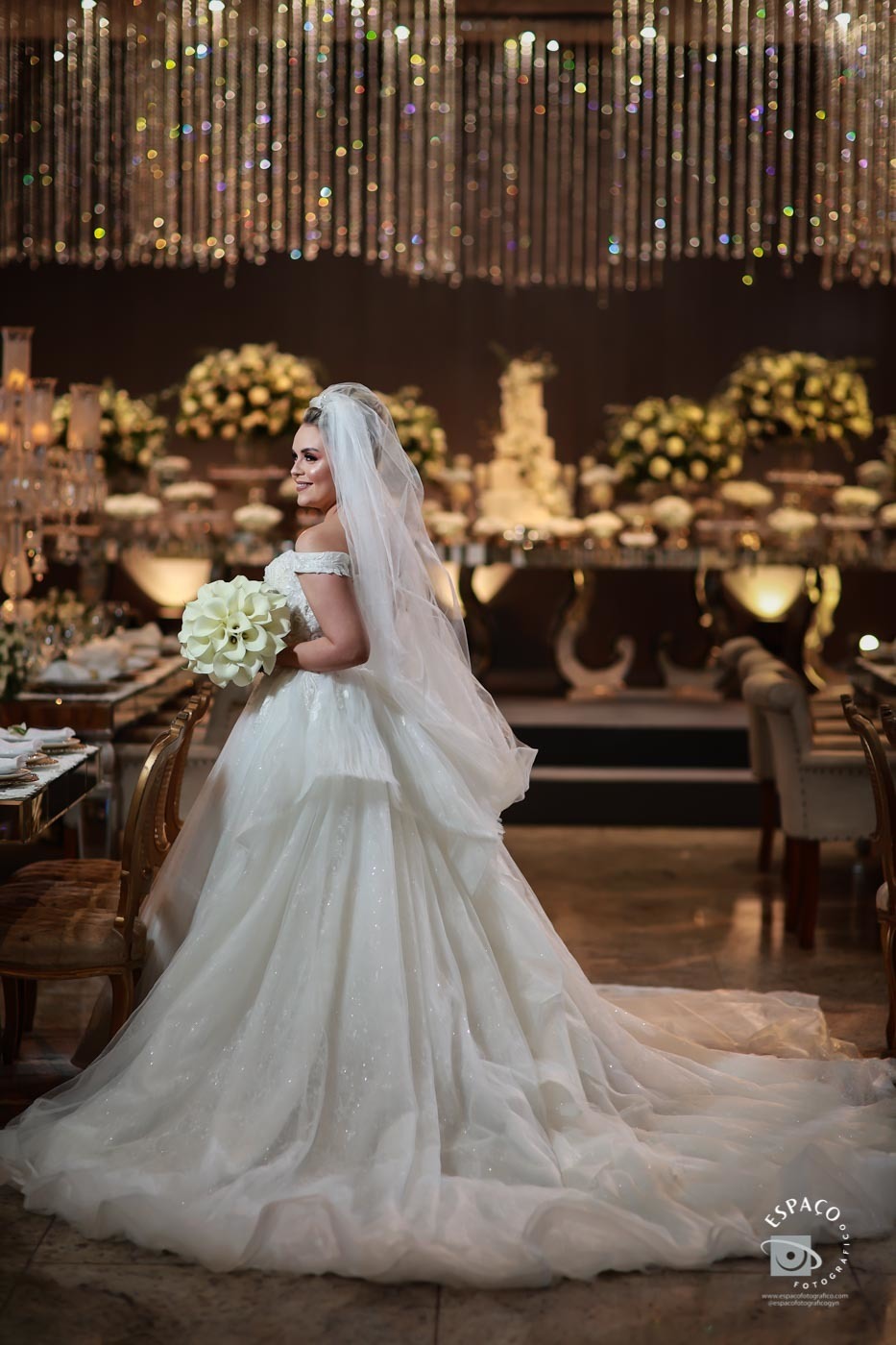 sessão de fotos noiva no JL Eventos, vestido Magnolia Noivas, buque de Ine carvalho, beleza por Daiana Vaz, decoração Criativa Decoração e mesa de bolo por Adriene David