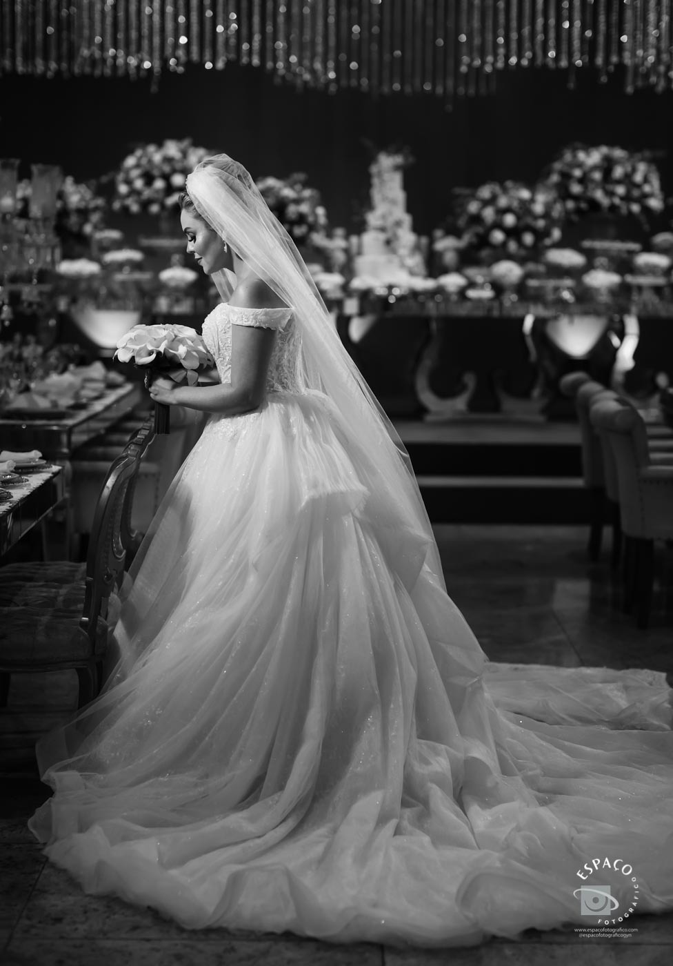 sessão de fotos noiva no JL Eventos, vestido Magnolia Noivas, buque de Ine carvalho, beleza por Daiana Vaz, decoração Criativa Decoração e mesa de bolo por Adriene David