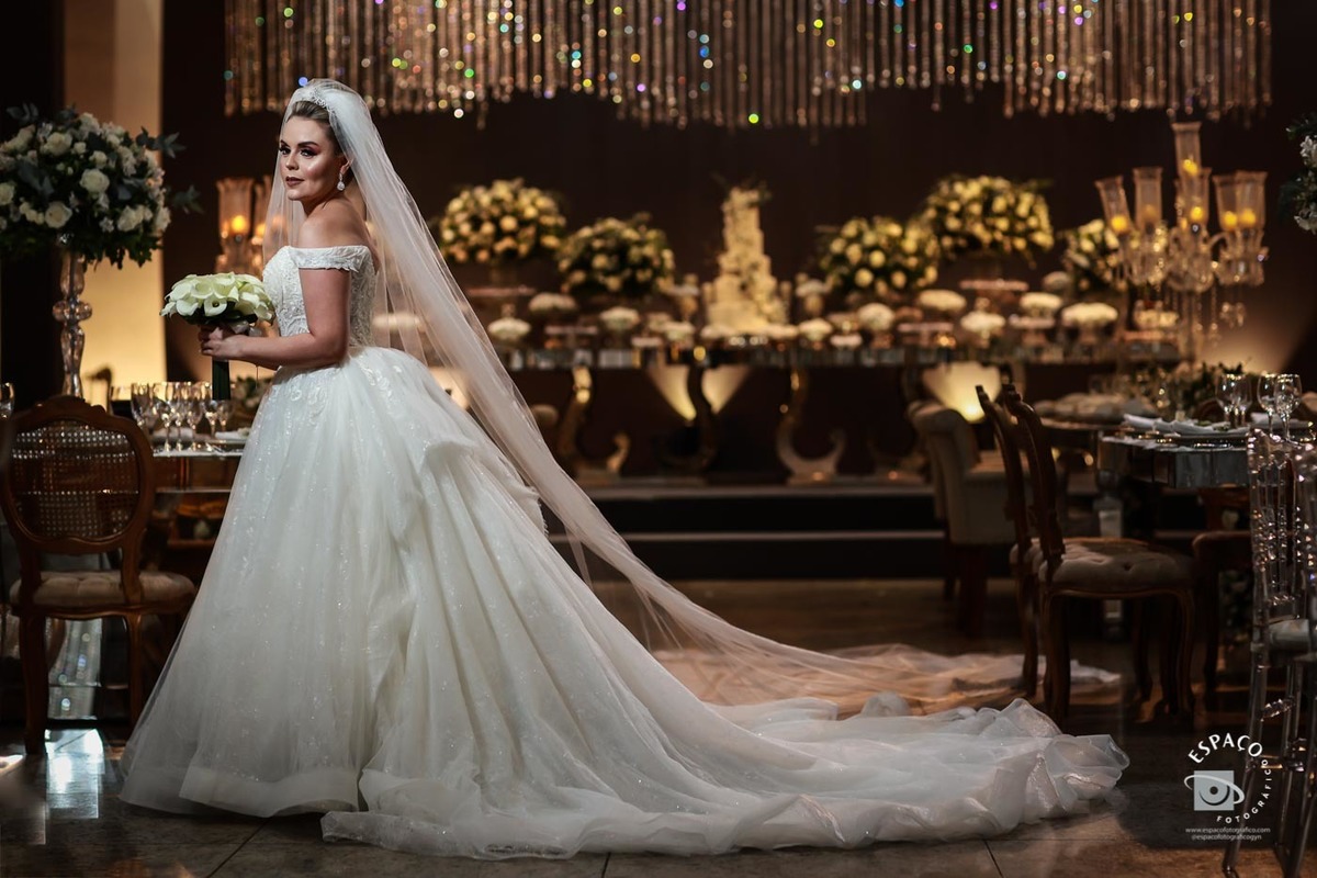 sessão de fotos noiva no JL Eventos, vestido Magnolia Noivas, buque de Ine carvalho, beleza por Daiana Vaz, decoração Criativa Decoração e mesa de bolo por Adriene David