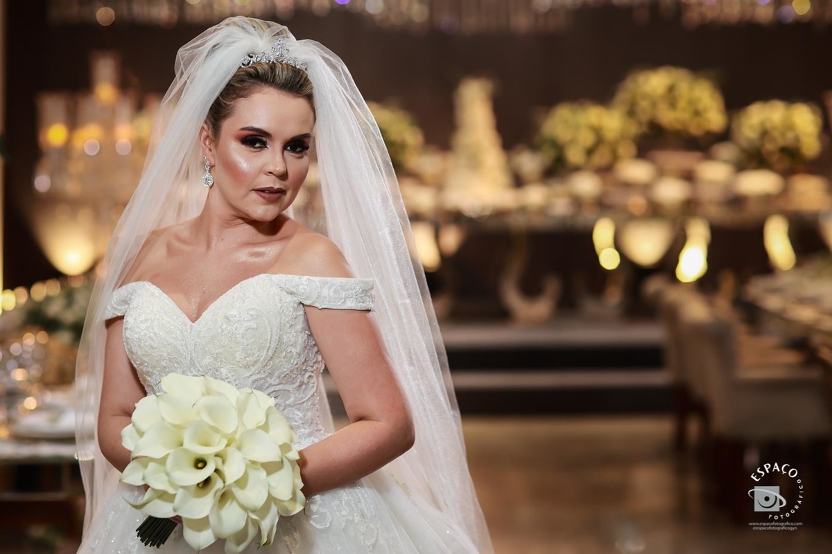 sessão de fotos noiva no JL Eventos, vestido Magnolia Noivas, buque de Ine carvalho, beleza por Daiana Vaz, decoração Criativa Decoração e mesa de bolo por Adriene David