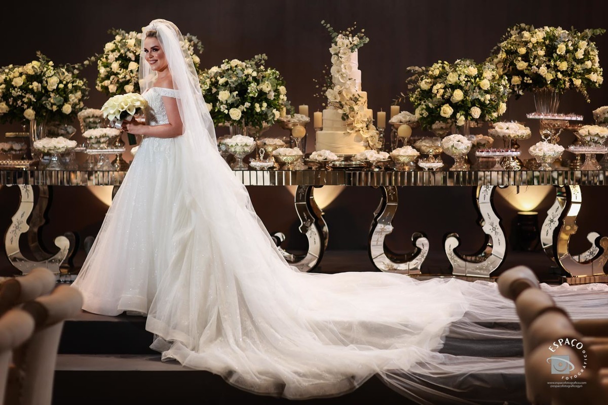 sessão de fotos noiva no JL Eventos, vestido Magnolia Noivas, buque de Ine carvalho, beleza por Daiana Vaz, decoração Criativa Decoração e mesa de bolo por Adriene David