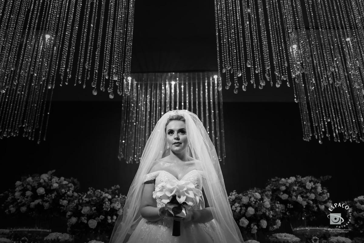 sessão de fotos noiva no JL Eventos, vestido Magnolia Noivas, buque de Ine carvalho, beleza por Daiana Vaz, decoração Criativa Decoração e mesa de bolo por Adriene David