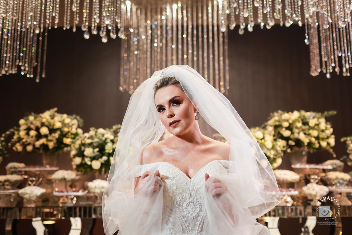 sessão de fotos noiva no JL Eventos, vestido Magnolia Noivas, buque de Ine carvalho, beleza por Daiana Vaz, decoração Criativa Decoração e mesa de bolo por Adriene David