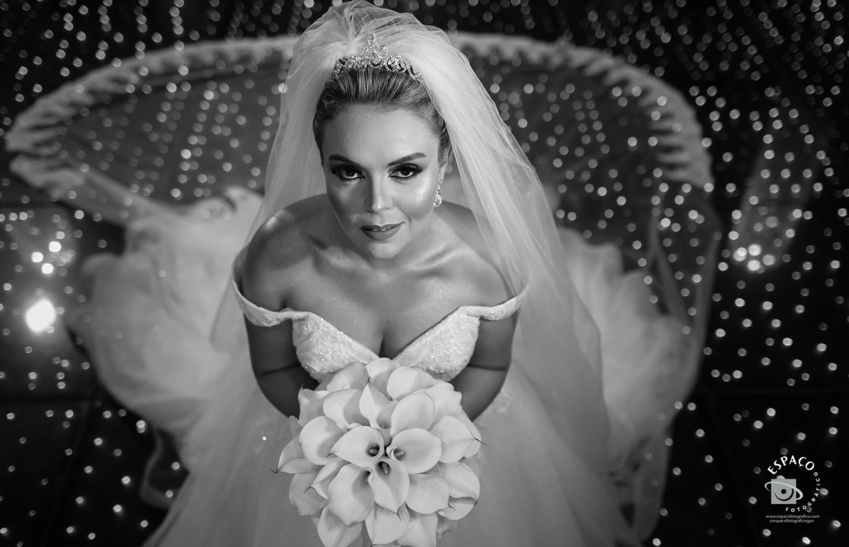 sessão de fotos noiva no JL Eventos, vestido Magnolia Noivas, buque de Ine carvalho, beleza por Daiana Vaz, decoração Criativa Decoração e mesa de bolo por Adriene David