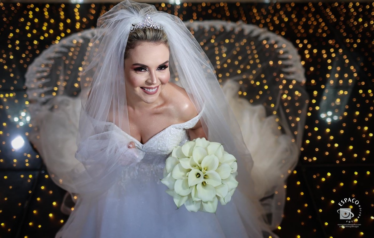 sessão de fotos noiva no JL Eventos, vestido Magnolia Noivas, buque de Ine carvalho, beleza por Daiana Vaz, decoração Criativa Decoração e mesa de bolo por Adriene David