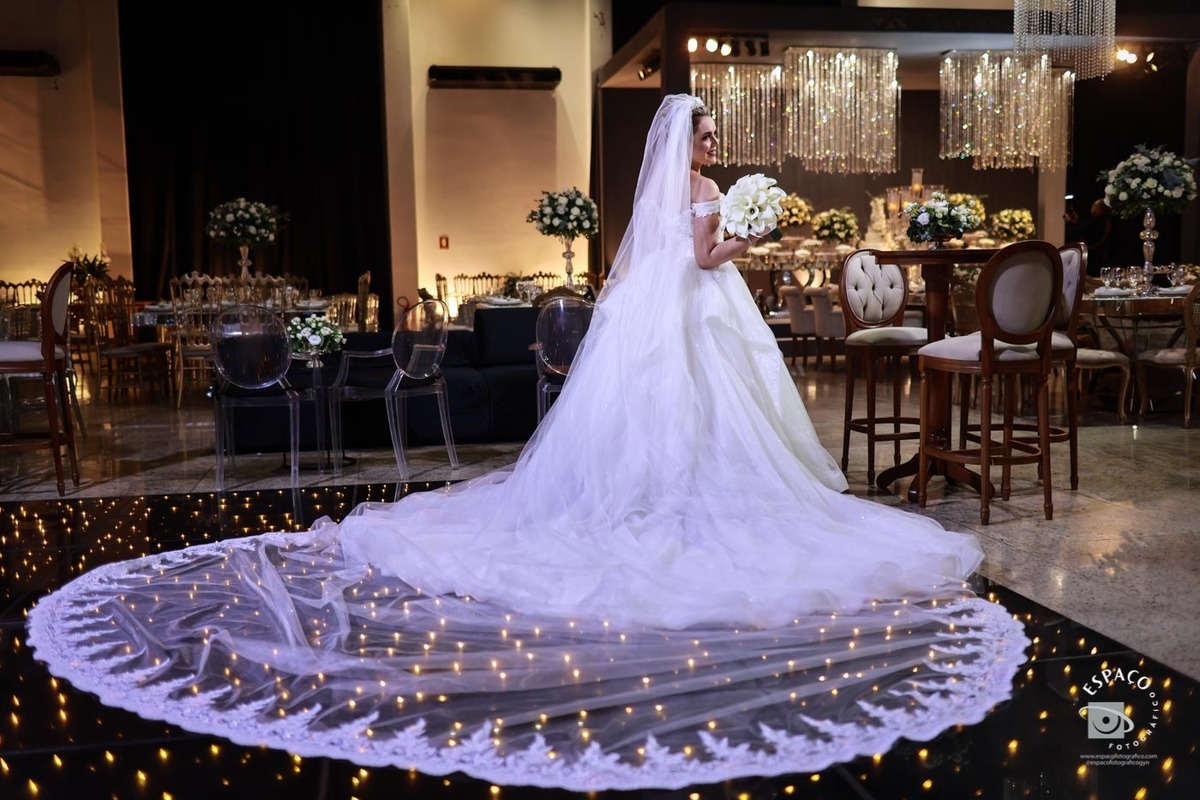 sessão de fotos noiva no JL Eventos, vestido Magnolia Noivas, buque de Ine carvalho, beleza por Daiana Vaz, decoração Criativa Decoração e mesa de bolo por Adriene David