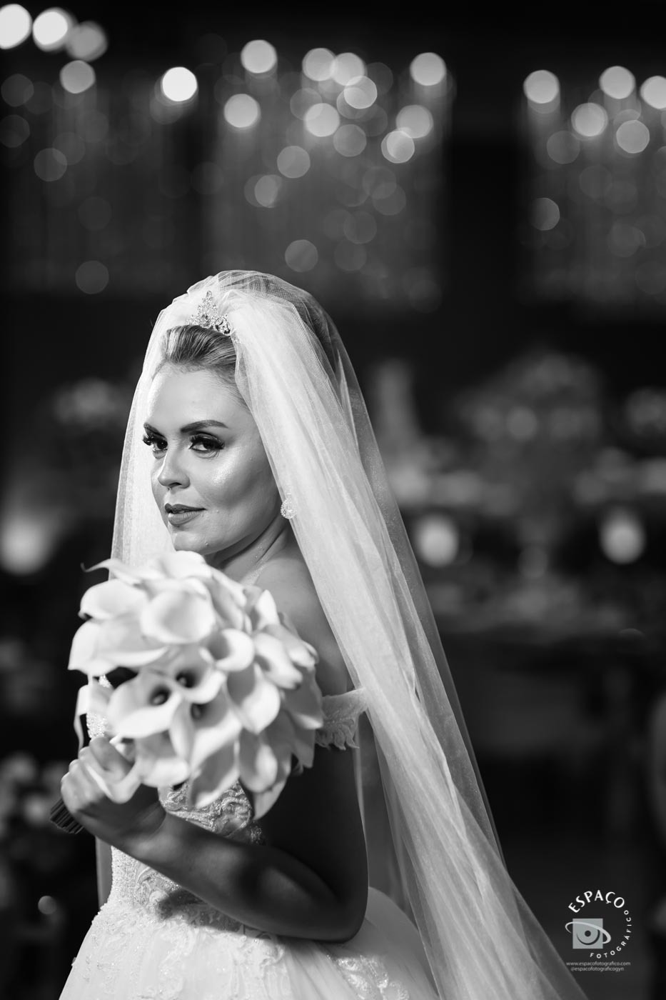 sessão de fotos noiva no JL Eventos, vestido Magnolia Noivas, buque de Ine carvalho, beleza por Daiana Vaz, decoração Criativa Decoração e mesa de bolo por Adriene David