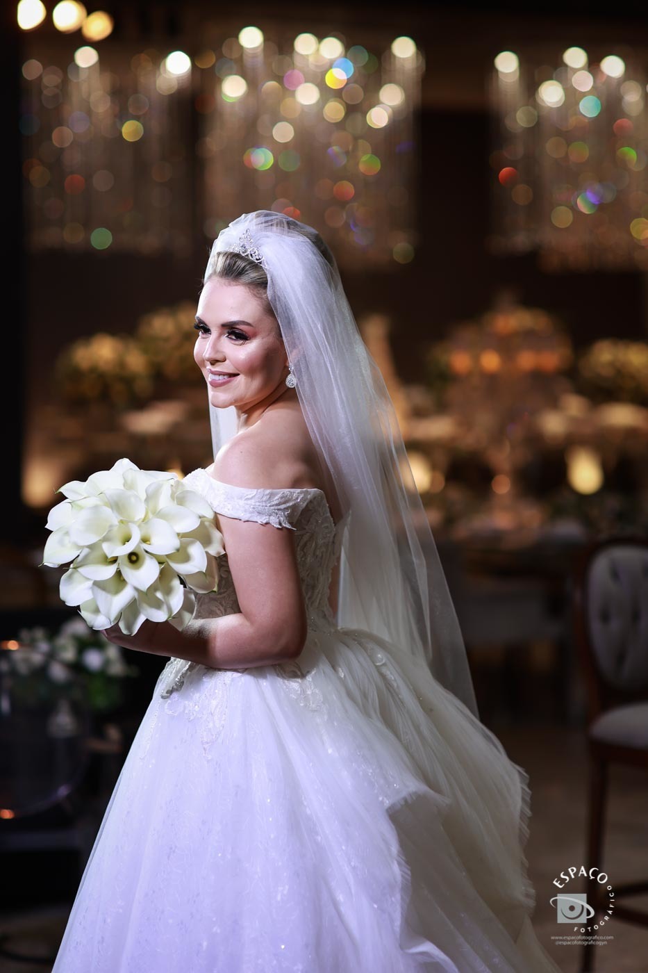 sessão de fotos noiva no JL Eventos, vestido Magnolia Noivas, buque de Ine carvalho, beleza por Daiana Vaz, decoração Criativa Decoração e mesa de bolo por Adriene David