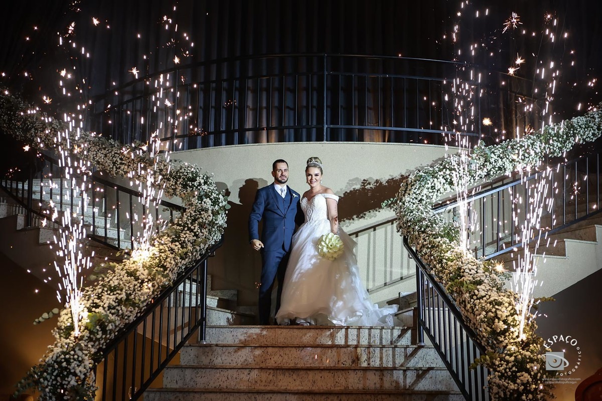 Entrada dos noivos na festa JL Eventos