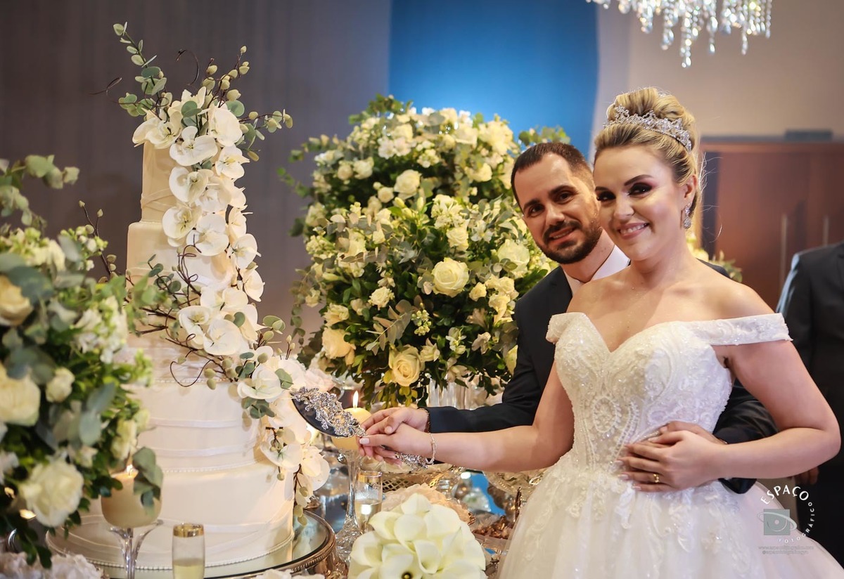 Corte do bolo dos noivos no JL Eventos