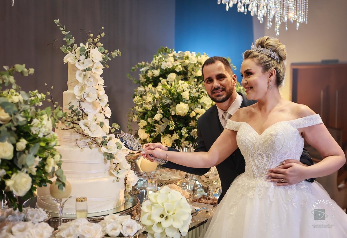 Corte do bolo dos noivos no JL Eventos