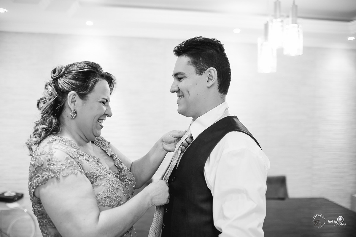 Making of noivo - mãe colocando a gravata no noivo