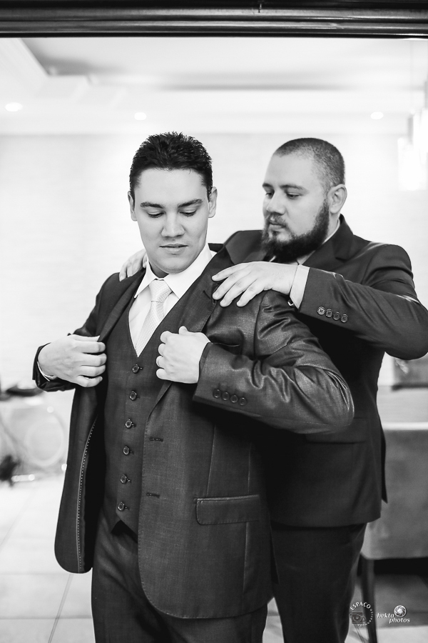 Making of do noivo - Irmão colocando o terno no noivo