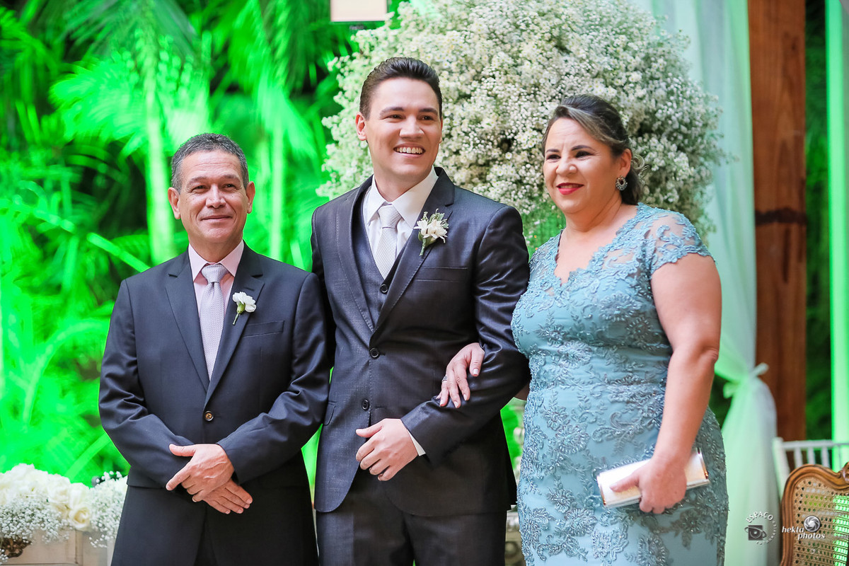 Lágrimas do noivo ao ver a noiva entrando