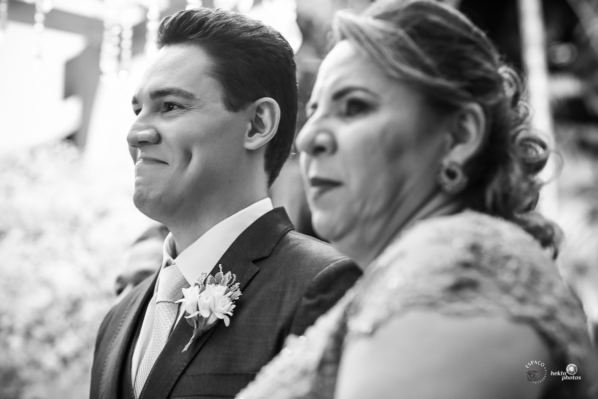 Lágrimas do noivo ao ver a noiva entrando