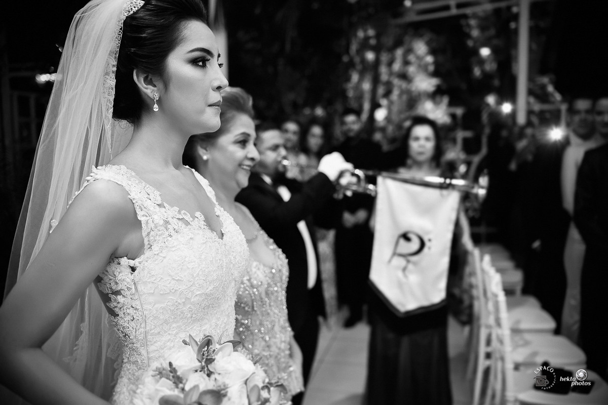 Lágrimas da noiva ao entrar na igreja