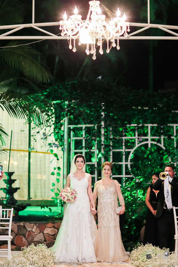 Fotografia de casamento da noiva entrando no altar